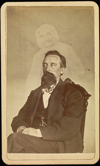 William H. Mumler, John G. Glover, épreuve sur papier albuminé, 9,5 x 5,7cm, entre 1862 et 1875. Londres, The College of Psychic Studies