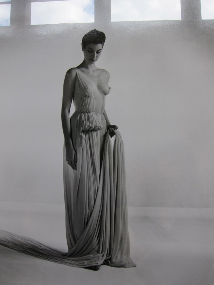 Alix Grès, photographie de Willy Maywald. Robe réalisée pour le bas-relief exposé dans la salle de la Grande Couture du Pavillon français à l’Exposition internationale de New York de 1939